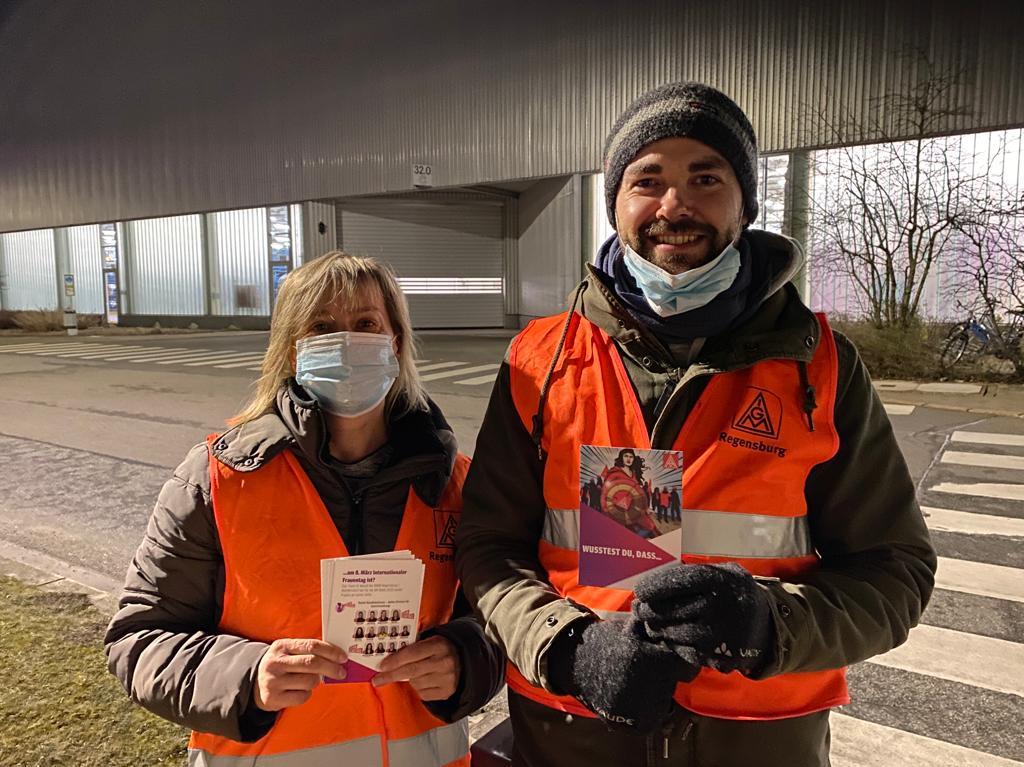 Betriebsräte verteilen Flyer zum internationalen Frauentag bei BMW