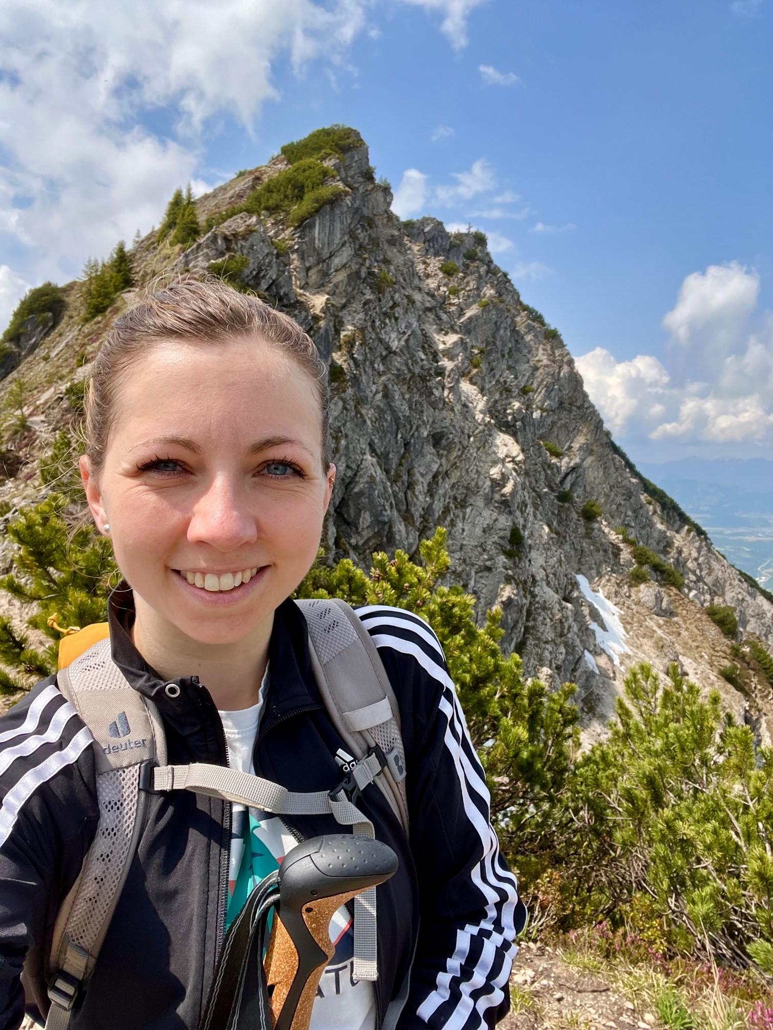 Marijana Sommer beim Wandern auf einem Berg