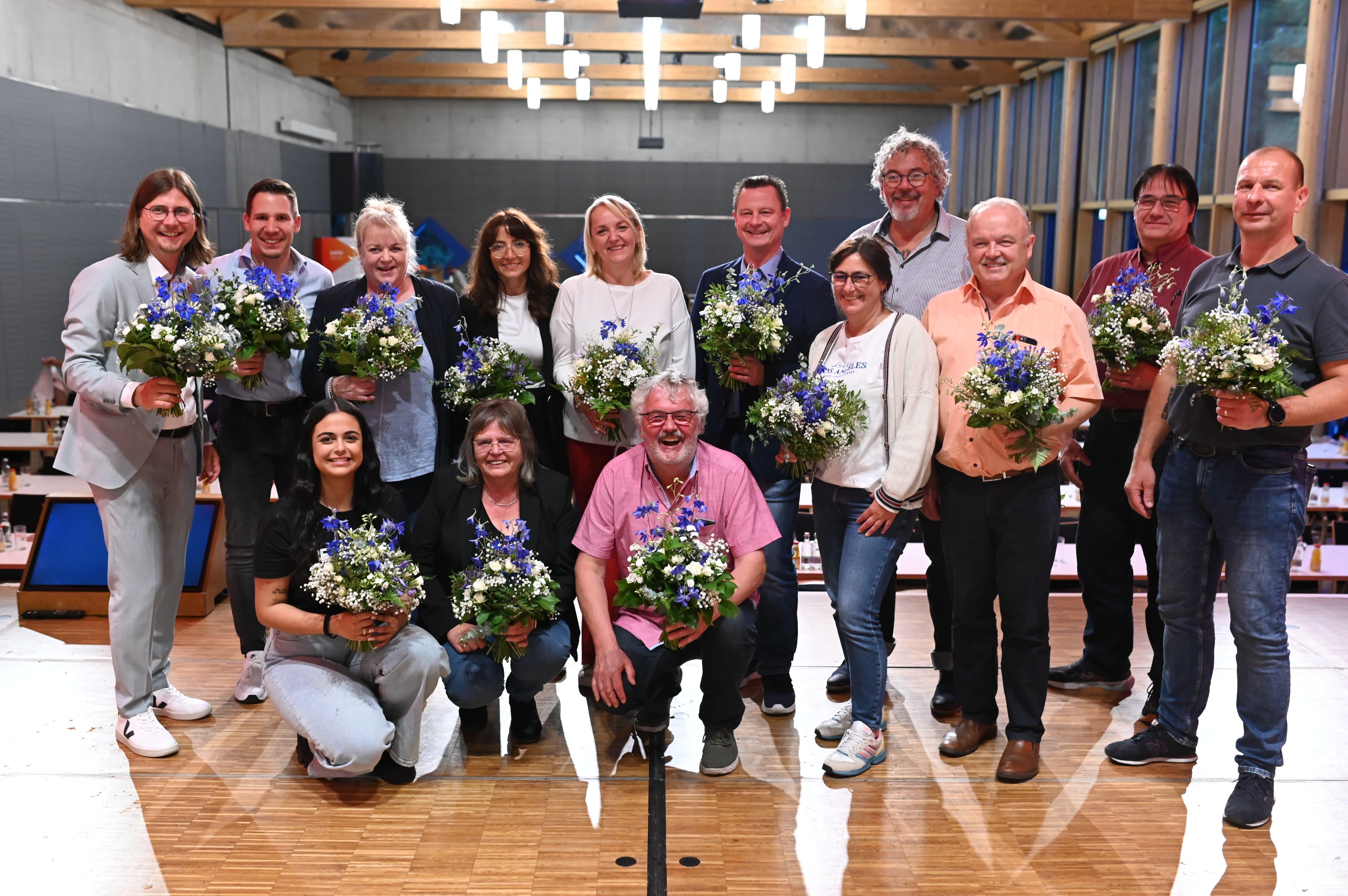 V.l.n.r., stehend: Rico Irmischer, Michael Faltermeier, Rosi Hümmer, Olga Redda, Petra Gold, Josef Weitzer, Diana Rausch, Tom Hiltl, Johann Dechant, Dieter Koller, Markus Zapf | V.l.n.r. hockend: Viyan Bakan, Christine Billmann, Peter Meier