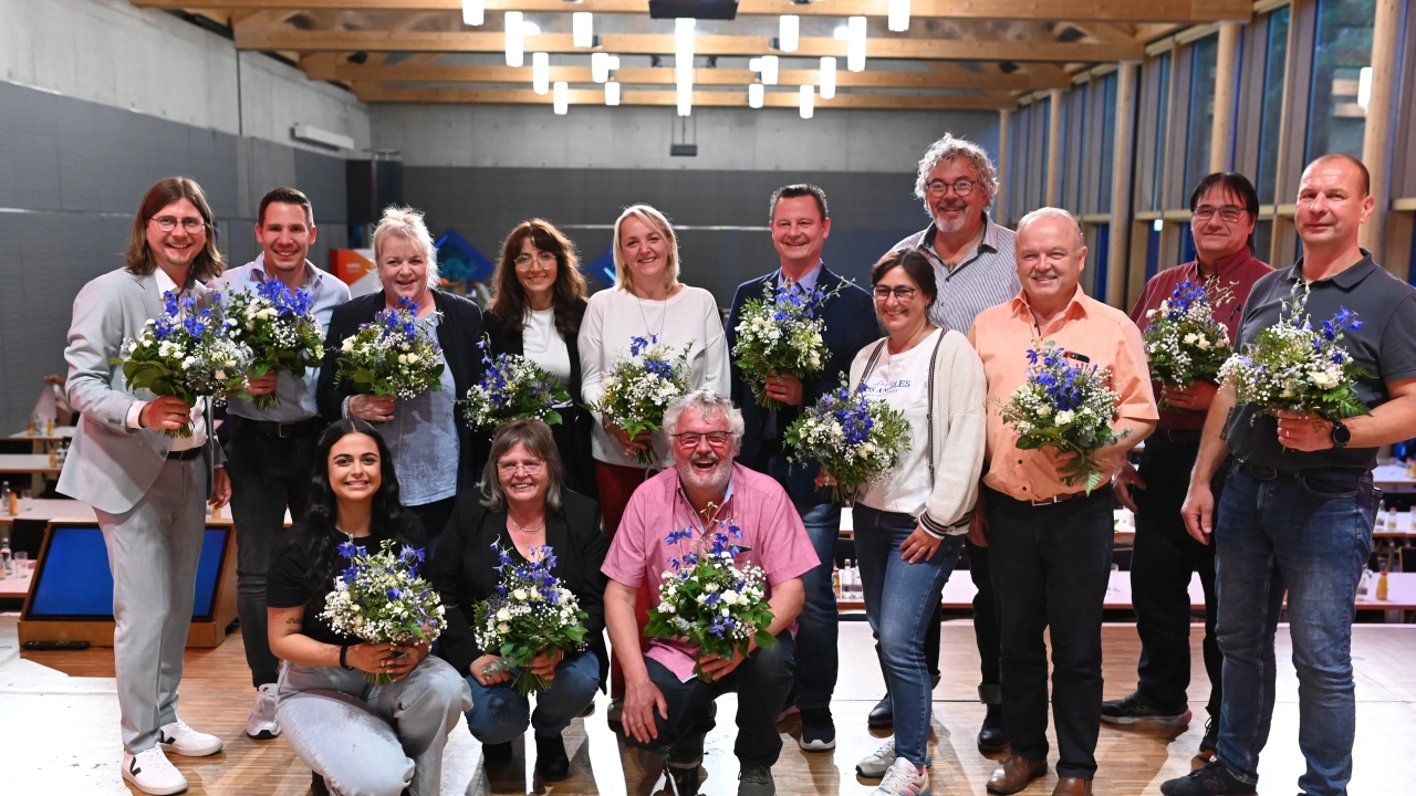 V.l.n.r., stehend: Rico Irmischer, Michael Faltermeier, Rosi Hümmer, Olga Redda, Petra Gold, Josef Weitzer, Diana Rausch, Tom Hiltl, Johann Dechant, Dieter Koller, Markus Zapf | V.l.n.r. hockend: Viyan Bakan, Christine Billmann, Peter Meier