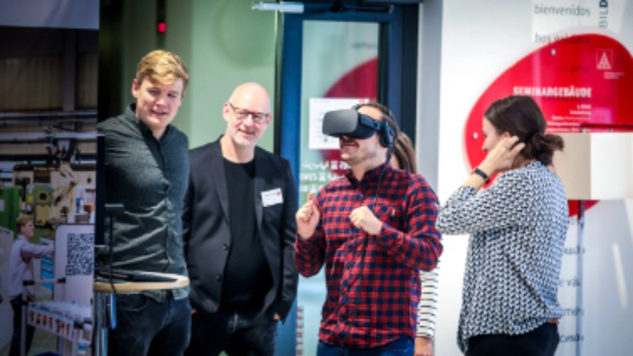 Ein junger Mann testet eine VR-Brille. 