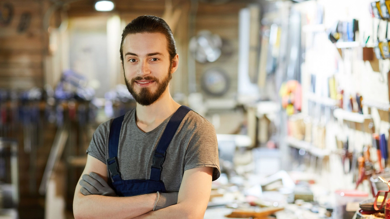 Auszubildender in einer Schreinerei