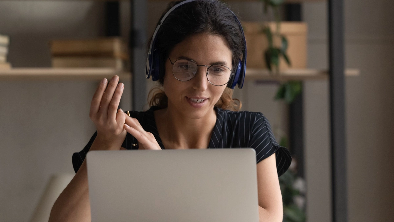 Junge Frau am Notebook