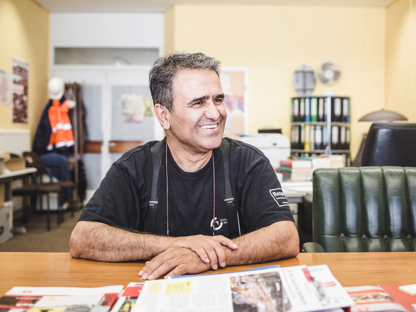 Arbeiter sitzt im Büro des Betriebsrates