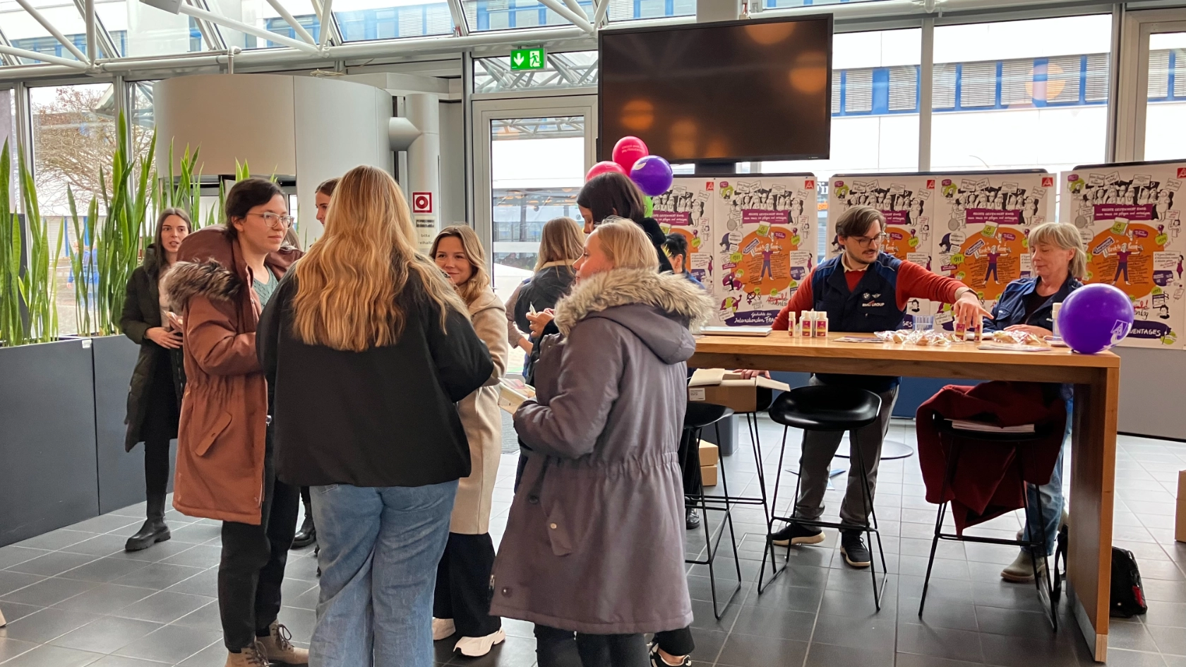 Frauentag Regensburg BMW, Verteilaktion