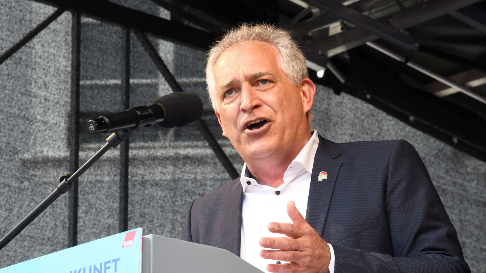 „Die Corona-Krise und der verbrecherische Krieg in der Ukraine haben auf die harte Tour gezeigt: Das neoliberale Heilsversprechen ist gescheitert“, betonte Jürgen Kerner, Hauptkassierer der IG Metall in Saarbrücken.