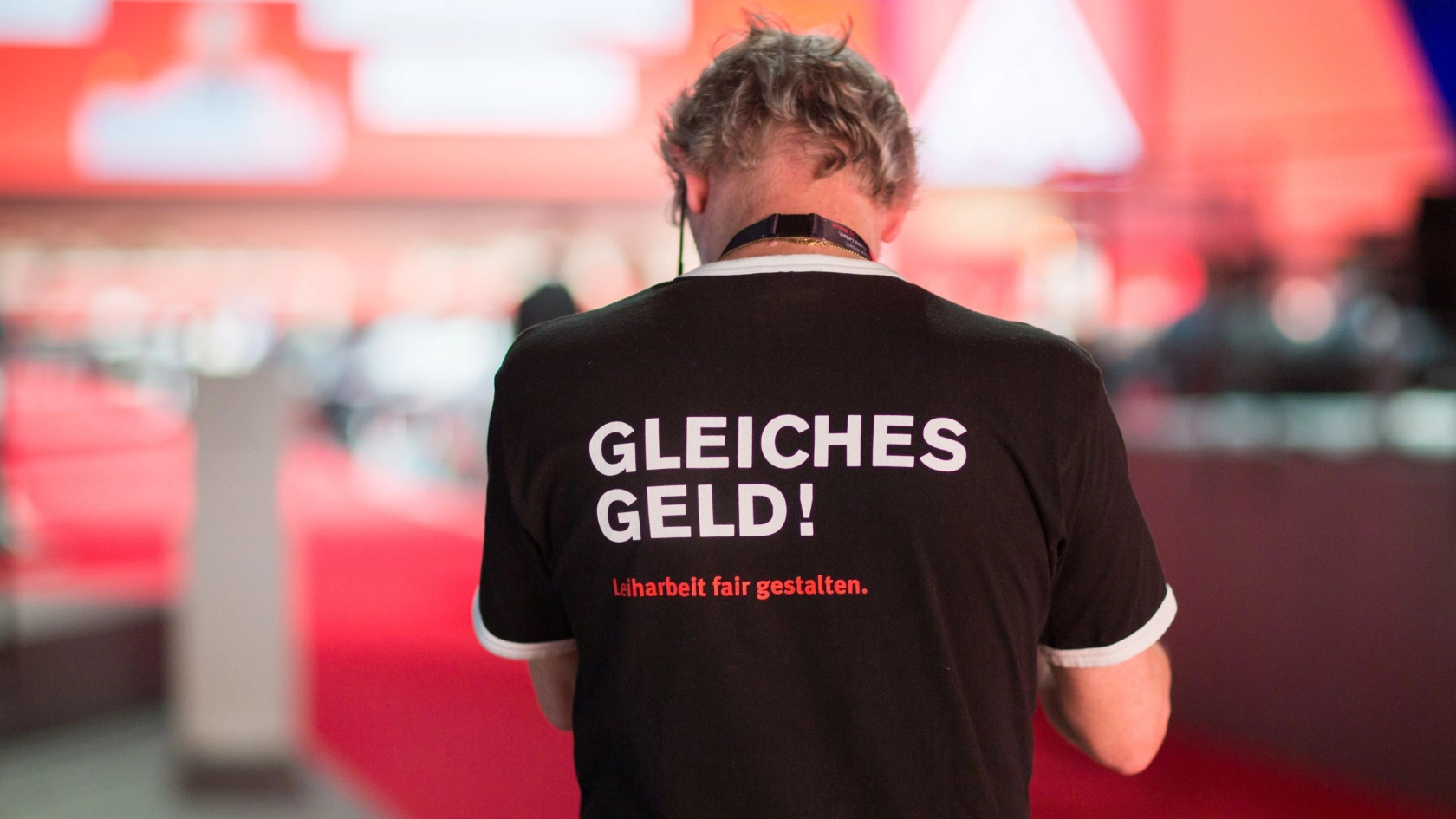 ein Delegierter auf dem Gewerkschaftstag 2015 der IG Metall trägt ein T-Shirt mit der Aufschrift "Gleiches Geld. Leiharbeit fair gestalten."