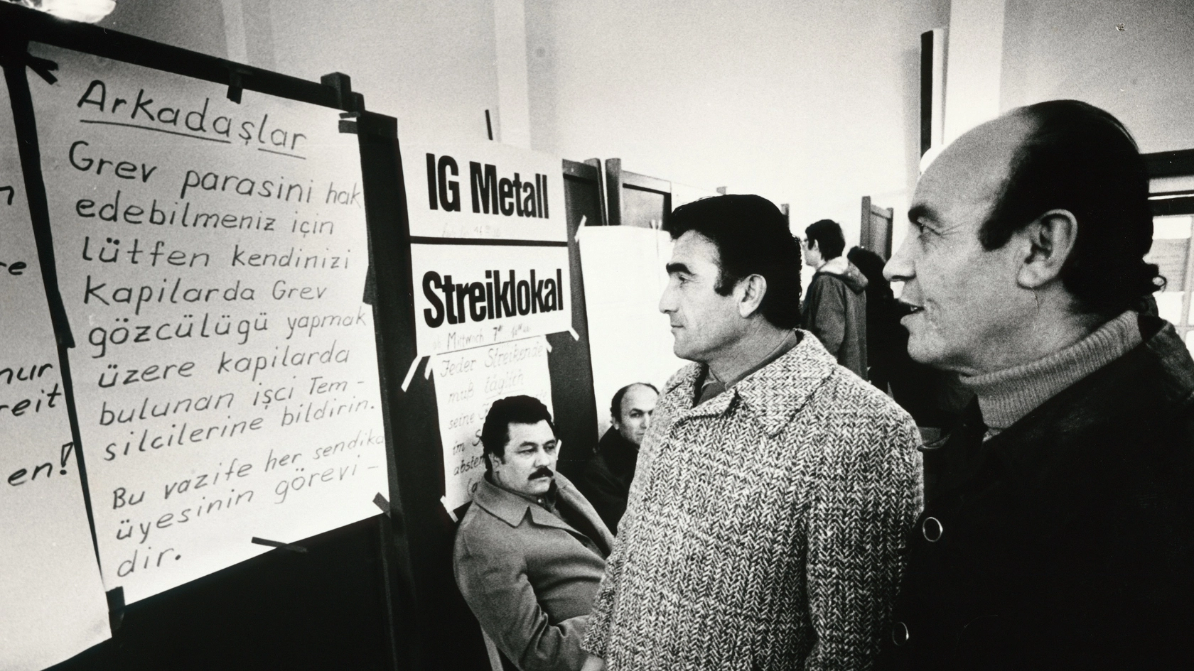 Zwei Männer in einem IG Metall Streiklokal