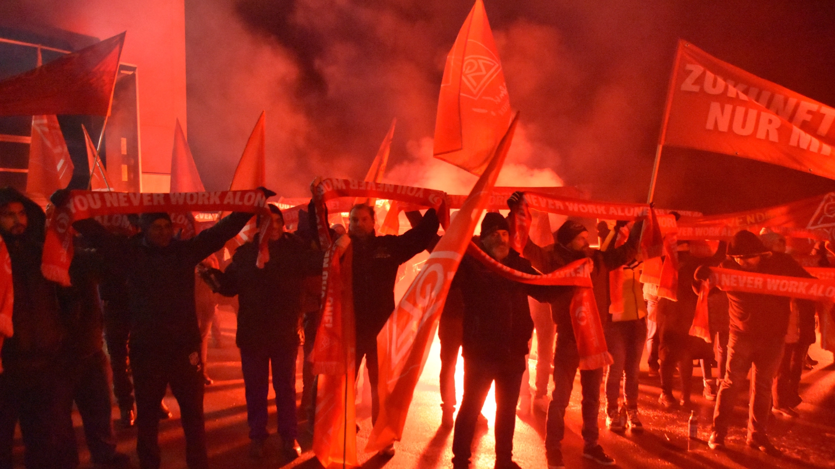 0-Uhr-Aktion bei Heyco in Tittling mit 200 Beschäftigten zum Auftakt der Tarifrunde Holz und Kunststoff 2023/24.