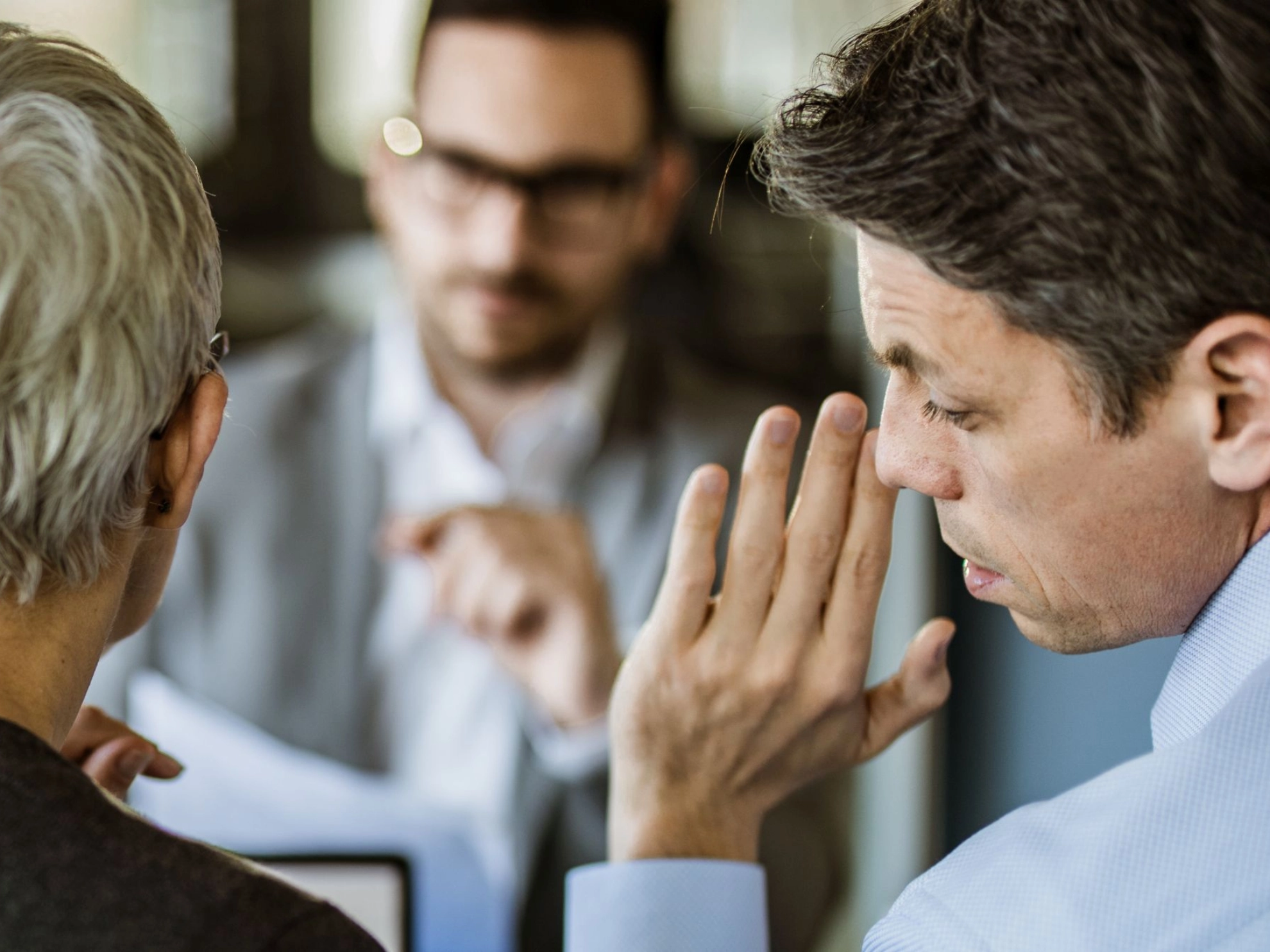 Beschäftigte lästern im Büro