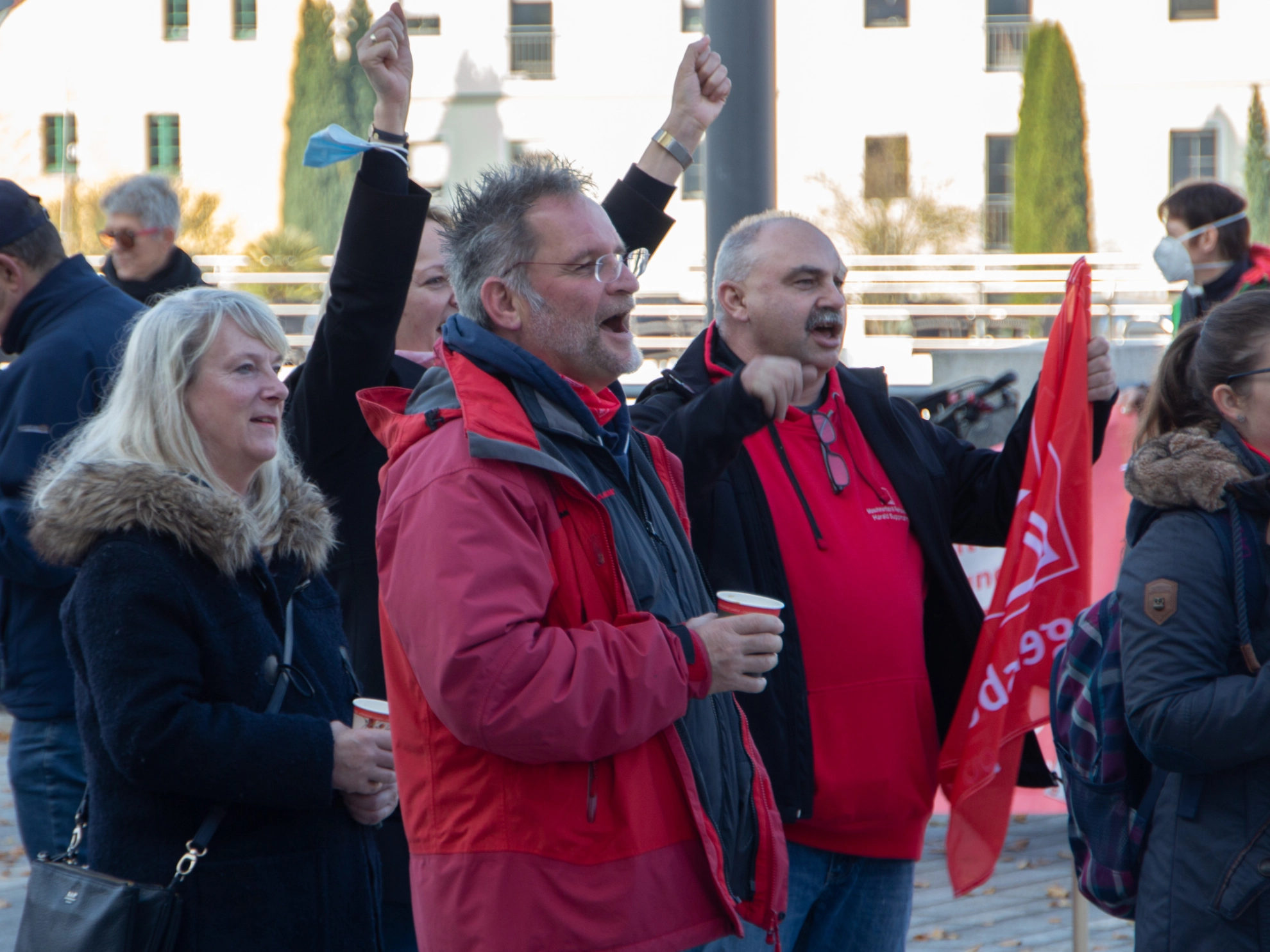 Die Kundgebung der IG Metall Regensburg am bundesweiten Aktionstag #fairwahl21 fand auf dem alten Donaumarkt statt. Auf dem Bild sieht man Vertrauensleute der IG Metall bei der Firma Maschinenfabrik Reinhausen in Richtung Bühne jubeln.