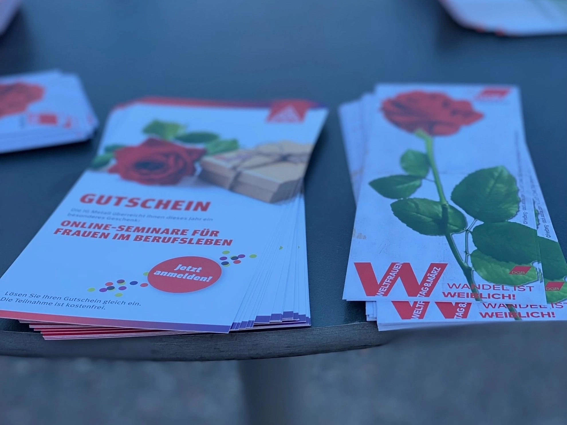 Flyer zum internationalen Frauentag liegen auf einem Tisch