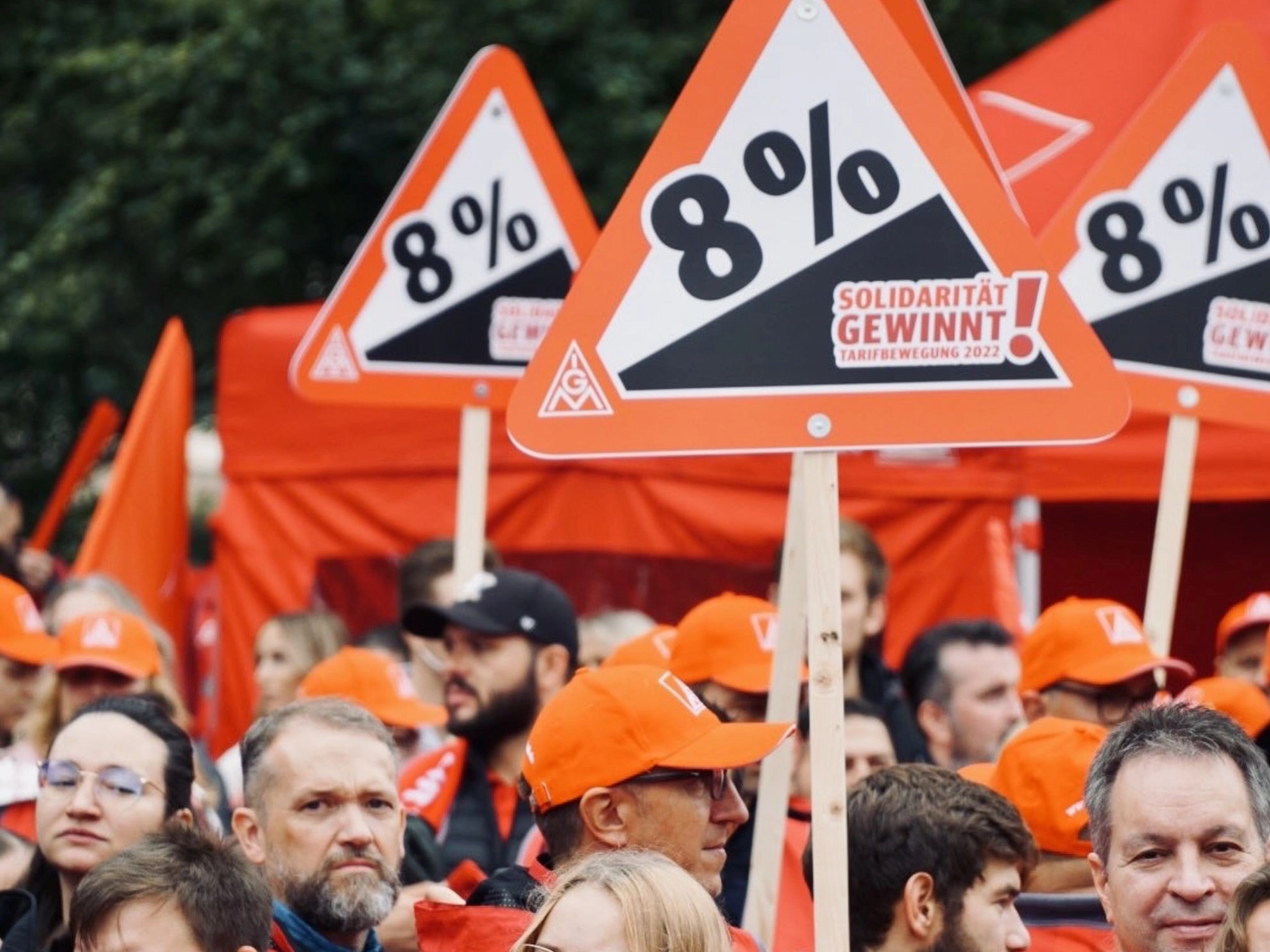 8 % mehr Geld als zentrale Forderung in der Tarifrunde 2022 - Auftaktaktion 