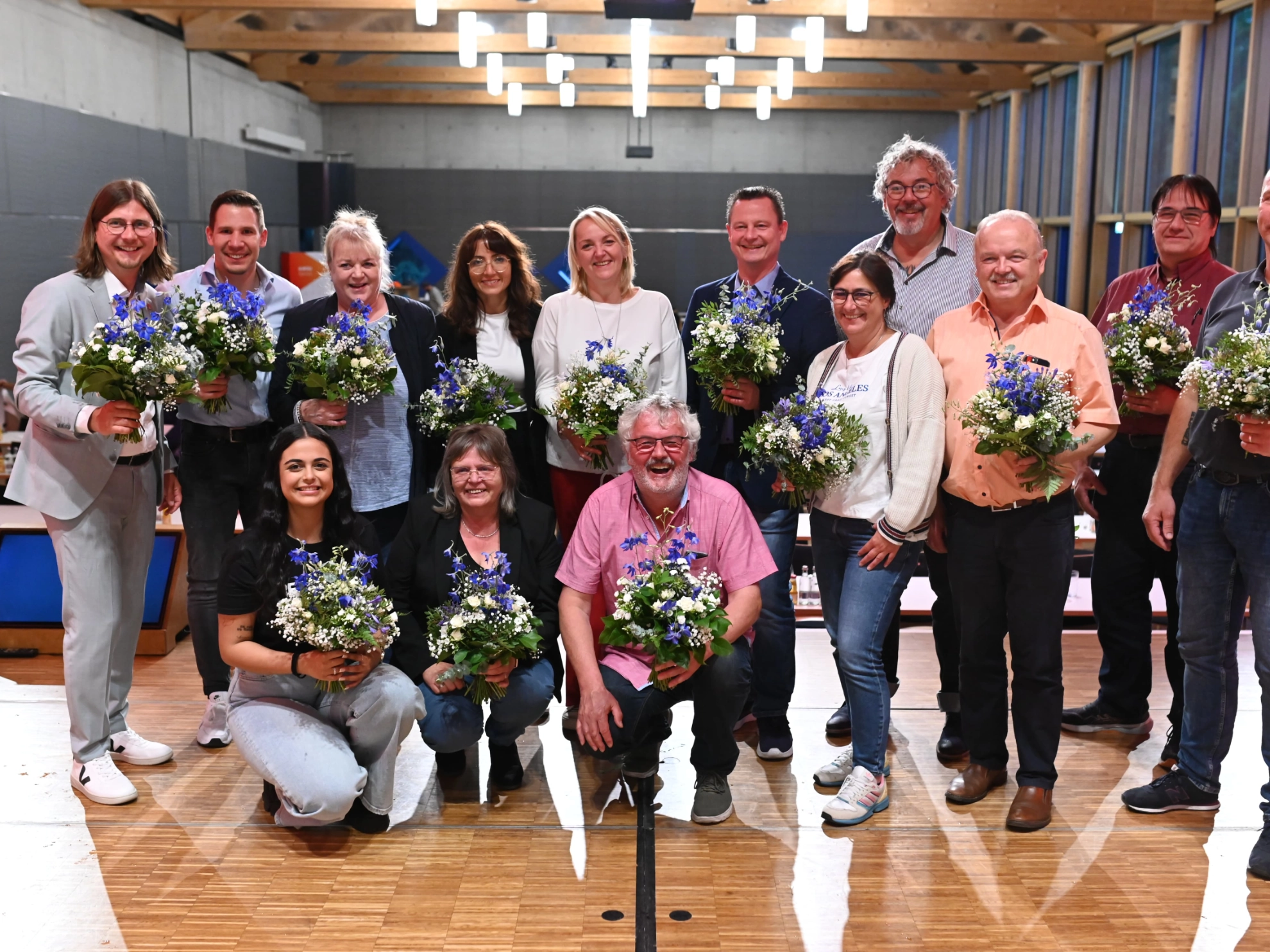 V.l.n.r., stehend: Rico Irmischer, Michael Faltermeier, Rosi Hümmer, Olga Redda, Petra Gold, Josef Weitzer, Diana Rausch, Tom Hiltl, Johann Dechant, Dieter Koller, Markus Zapf | V.l.n.r. hockend: Viyan Bakan, Christine Billmann, Peter Meier