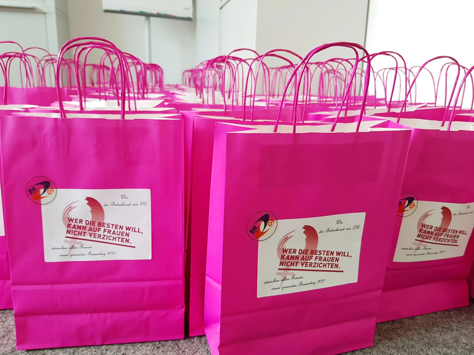Rosa Tüten mit Aufdruck - wer die Besten will, kann auf Frauen nicht verzichten.