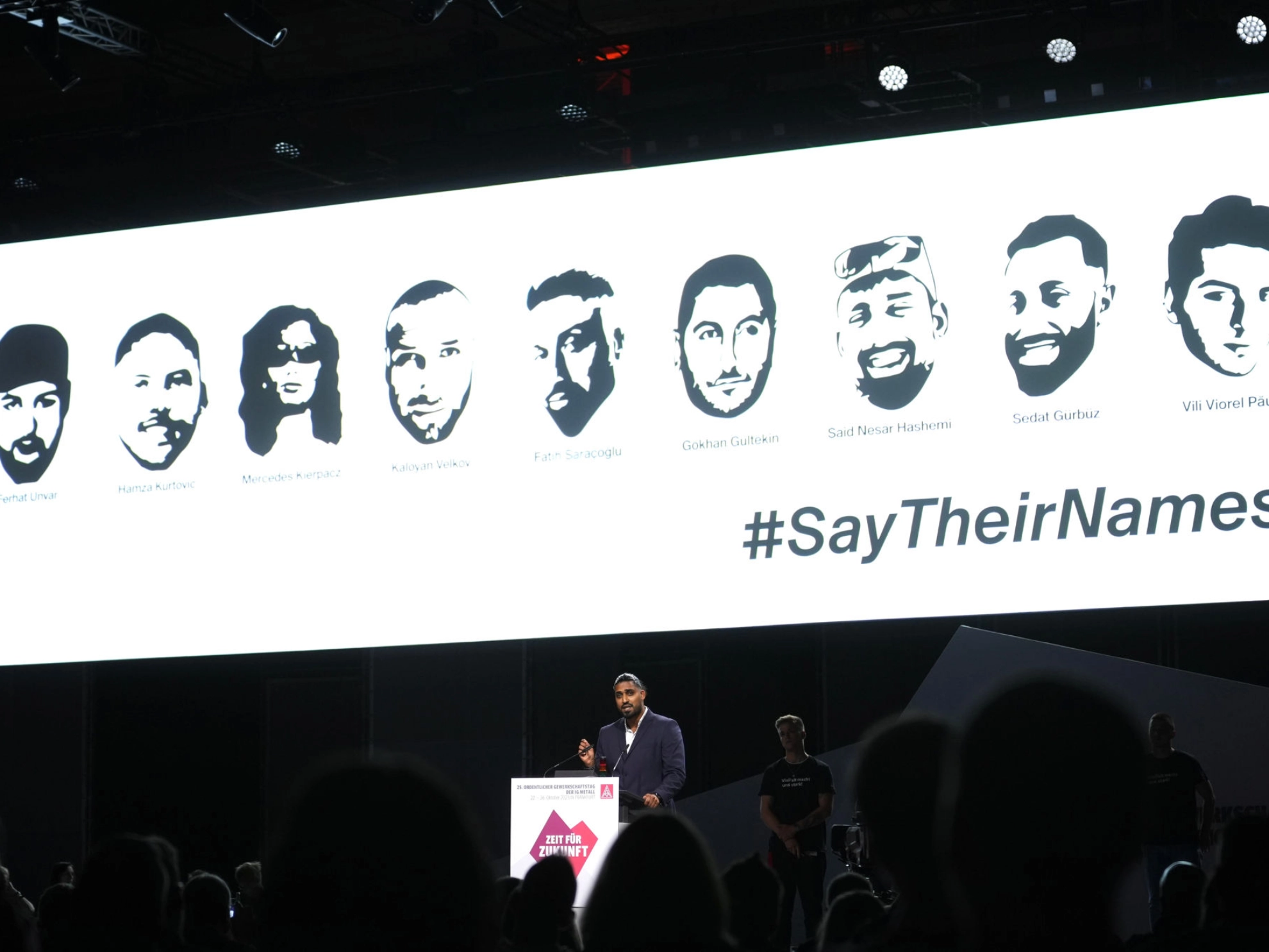 Said Etris Hashemi spricht bei der Aktion gegen Rechts der IG Metall Jugend beim Gewerkschaftstag in Frankfurt