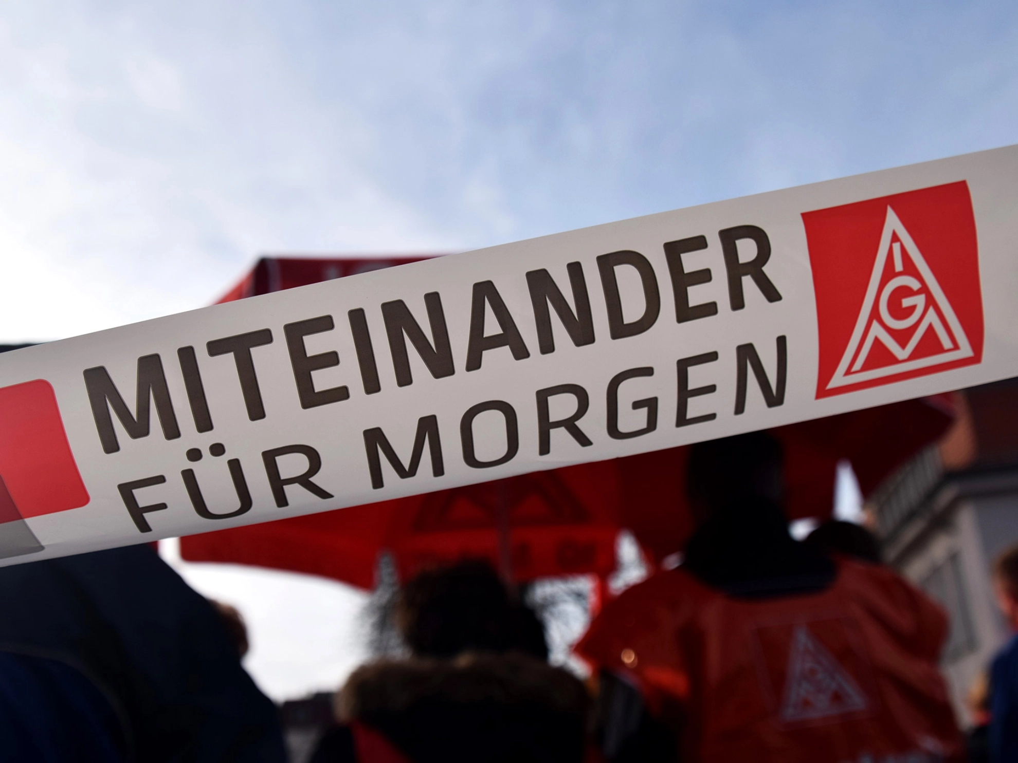 Absperrband vor Werkstor.