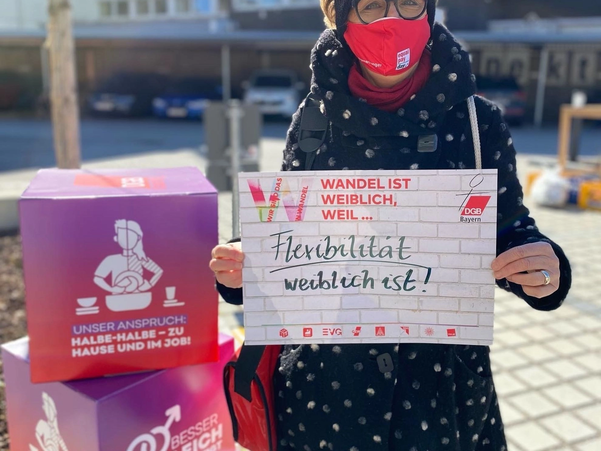 Frau mit Schild zum Frauentag