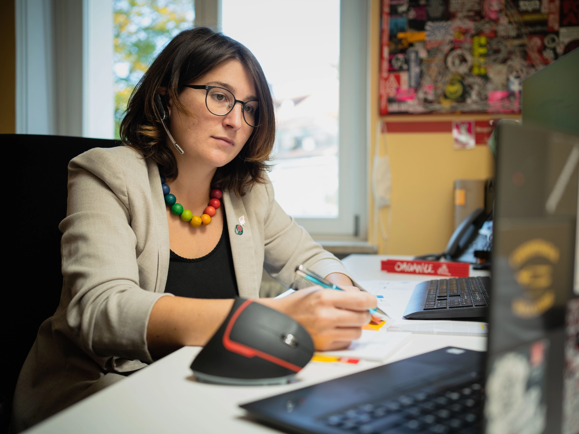 Elena Bauer am Arbeitsplatz mit Lap Top und Co.