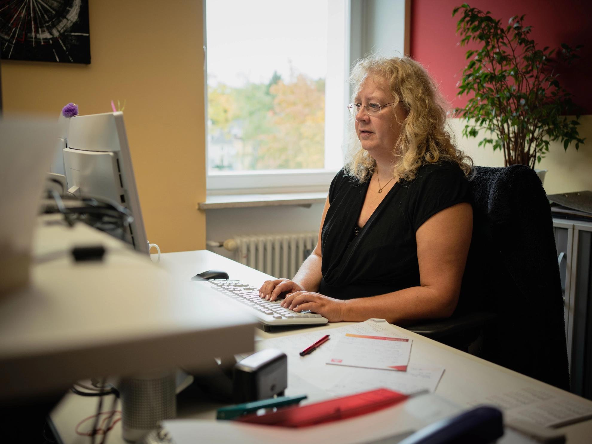 Birgit Lingauer bei der Arbeit am Schreibtisch