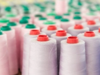 Garnrollen mit weißem Garn.