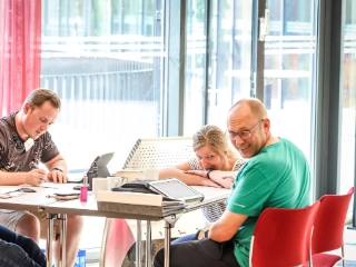 Gruppenarbeit bei einem Seminar.