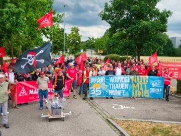 Mehrere hundert Beschäftigte protestieren für Zukunft bei Mahle-Behr in Neustadt a. d. Donau