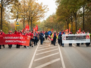 3.000 Warnstreikende bei Groß-Warnstreik in Regensburg