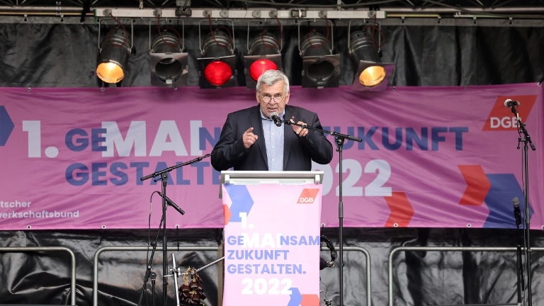"Wir Gewerkschafterinnen und Gewerkschaften gehen an diesem 1. Mai auf die Straßen und Plätze dieser Republik, um lautstark gegen den völkerrechtswidrigen und abscheulichen Aggressionskrieg Russlands zu demonstrieren“, stellte Jörg Hofmann, Erster Vorsitzender der IG Metall, auf der Kundgebung in Aachen klar.