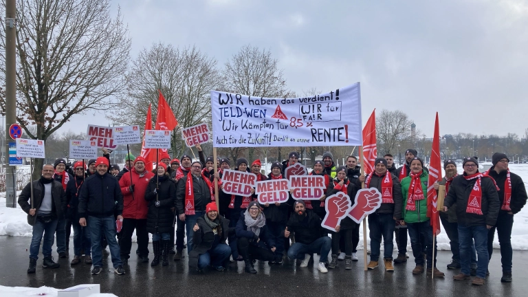 450 Beschäftigte aus neun Betrieben der bayerischen holz- und kunststoffverarbeitenden Industrie haben am 7. Dezember 2023 in Straubing mit einer Demonstration vor der ersten Tarifverhandlung Druck auf die Arbeitgeber gemacht. Beteiligte Betriebe: Heyco (Tittling), Sanipa (Treuchtlingen), Novem Car Interior (Vorbach), Jeld-Wen (Oettingen), Bayerwald (Neukirchen), Völkl (Straubing), Peri (Weißenhorn), Steelcase (Rosenheim) und Hamberger (Stephanskirchen).