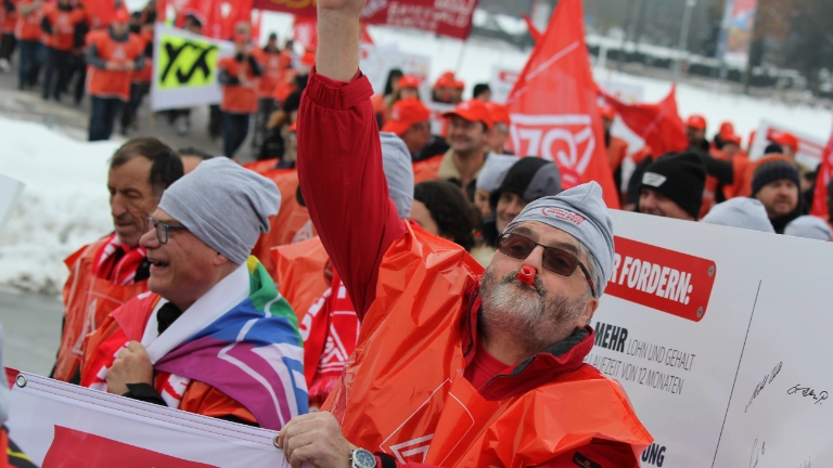 450 Beschäftigte aus neun Betrieben der bayerischen holz- und kunststoffverarbeitenden Industrie haben am 7. Dezember 2023 in Straubing mit einer Demonstration vor der ersten Tarifverhandlung Druck auf die Arbeitgeber gemacht. Beteiligte Betriebe: Heyco (Tittling), Sanipa (Treuchtlingen), Novem Car Interior (Vorbach), Jeld-Wen (Oettingen), Bayerwald (Neukirchen), Völkl (Straubing), Peri (Weißenhorn), Steelcase (Rosenheim) und Hamberger (Stephanskirchen).