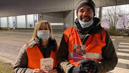 Betriebsräte verteilen Flyer zum internationalen Frauentag bei BMW