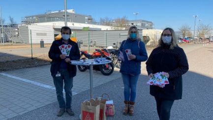 Verteilaktion bei Osram, die Mitarbeiter verteilen Flyer