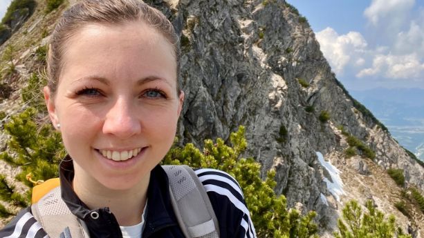 Marijana Sommer beim Wandern auf einem Berg
