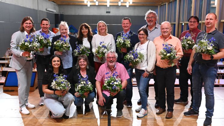 V.l.n.r., stehend: Rico Irmischer, Michael Faltermeier, Rosi Hümmer, Olga Redda, Petra Gold, Josef Weitzer, Diana Rausch, Tom Hiltl, Johann Dechant, Dieter Koller, Markus Zapf | V.l.n.r. hockend: Viyan Bakan, Christine Billmann, Peter Meier