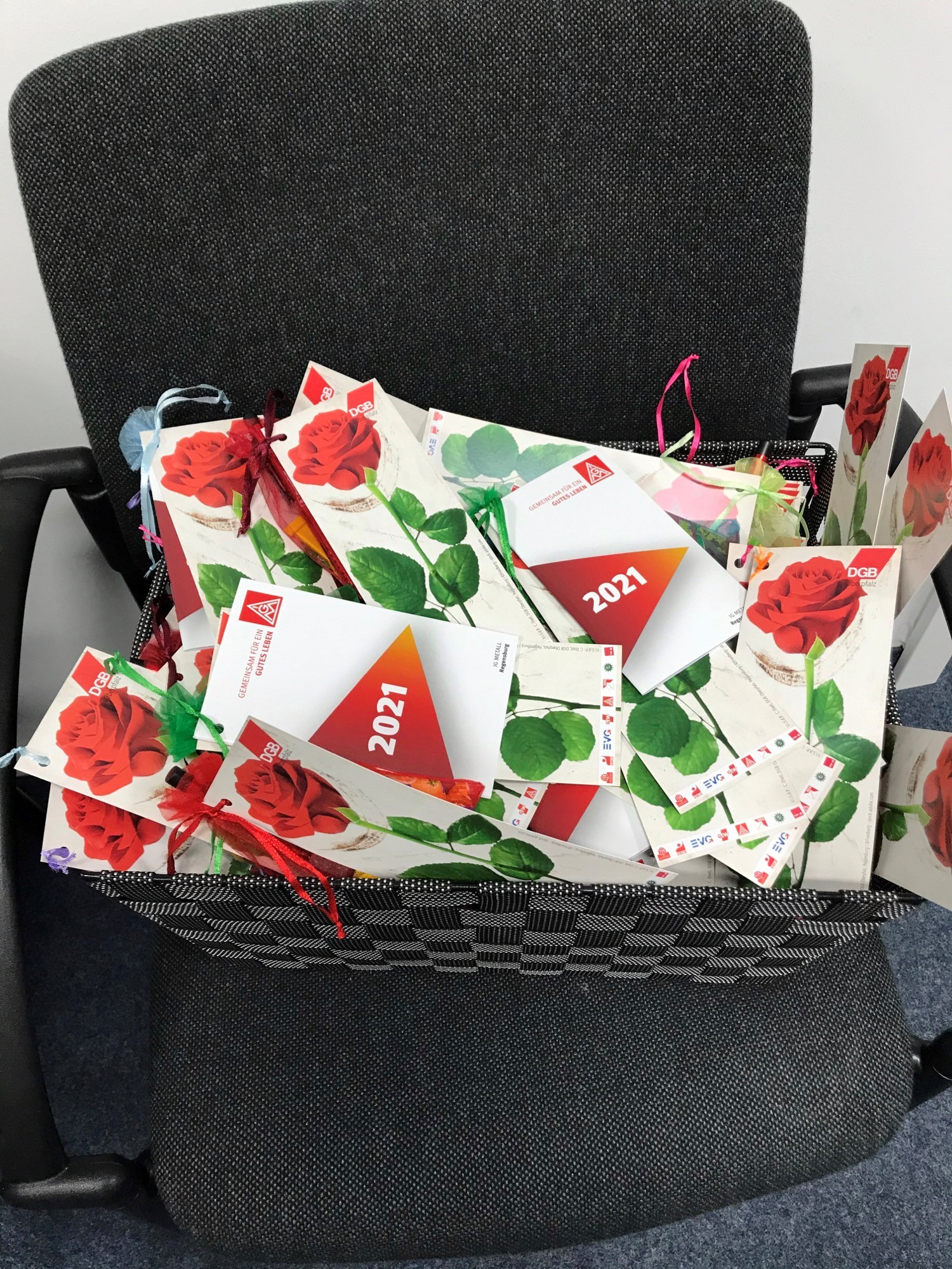 Ein Geschenkkorb mit kleinen Präsenten für den Frauentag 2021