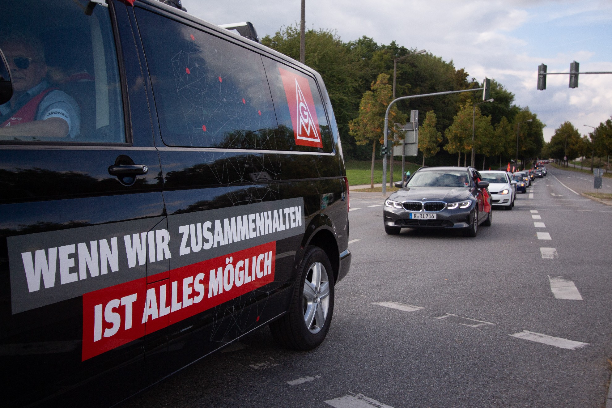 Der IG Metall Regensburg Bus f&uuml;hrt die Autoschlange an
