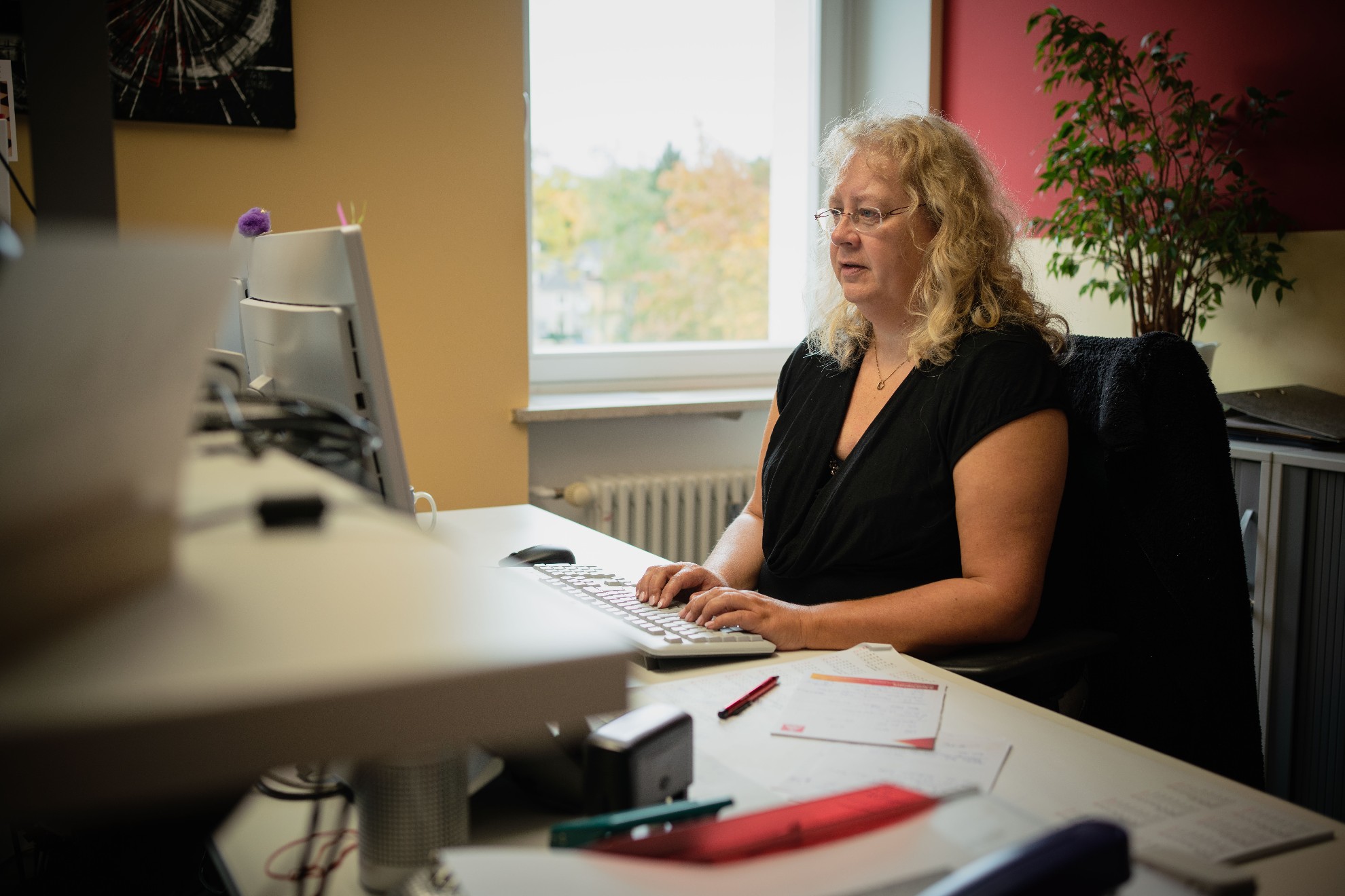 Birgit Lingauer bei der Arbeit am Schreibtisch