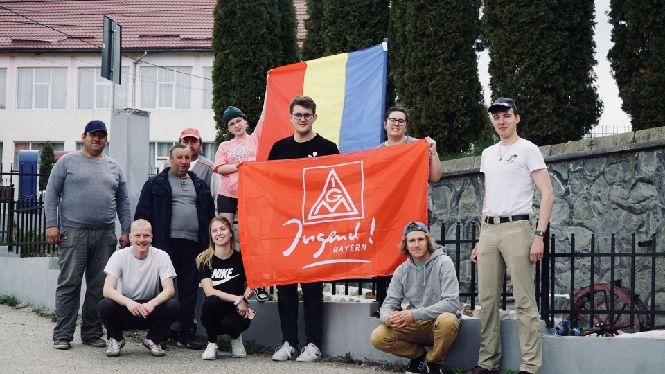 Eine Gruppe an Jugendlichen hat sich aktiv bei der Ukrainehilfe beteiligt