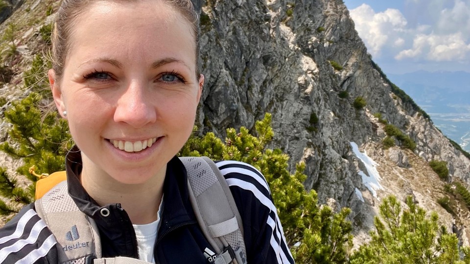 Marijana Sommer beim Wandern auf einem Berg