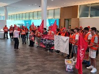 2.800 unterschriebene IG Metall-Postkarten an Infineon-CEO übergeben